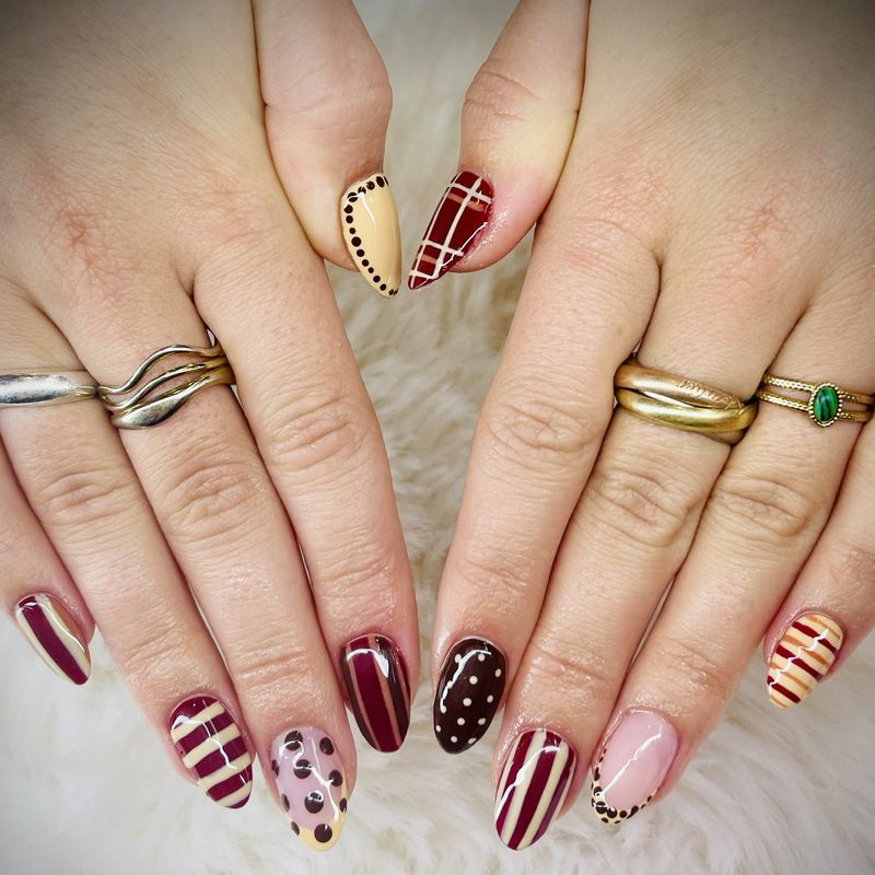 Nail art d'automne, rayures et pois bordeaux et beige