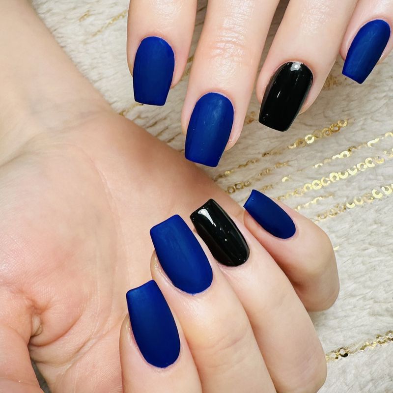 Bleu marine mat avec un ongle noir brillant