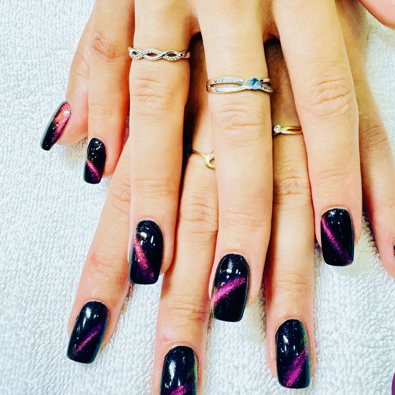 Ongles noirs à effet œil de chat rose