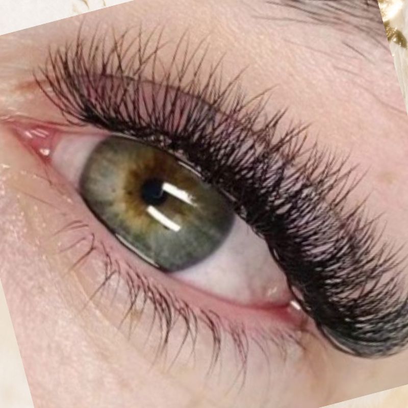 Extensions de cils, pose volume