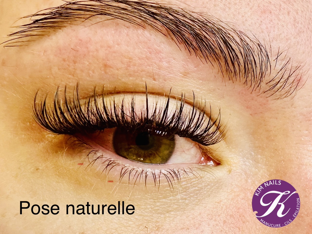 Pose d'extensions de cils naturelle chez Kim Nails