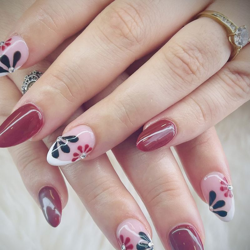 Bordeaux et French blanche avec fleurs peintes et strass