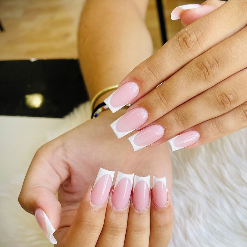 French blanche sur ongles carrés longs