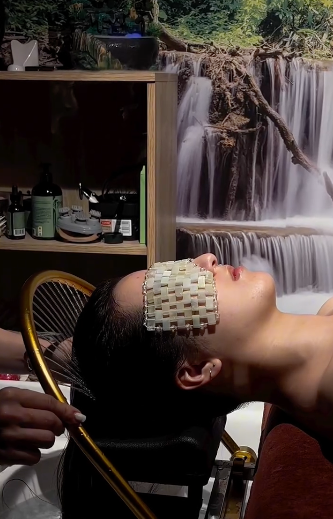 Cliente en soin Head Spa chez Kim Nails, masque relaxant sur les yeux