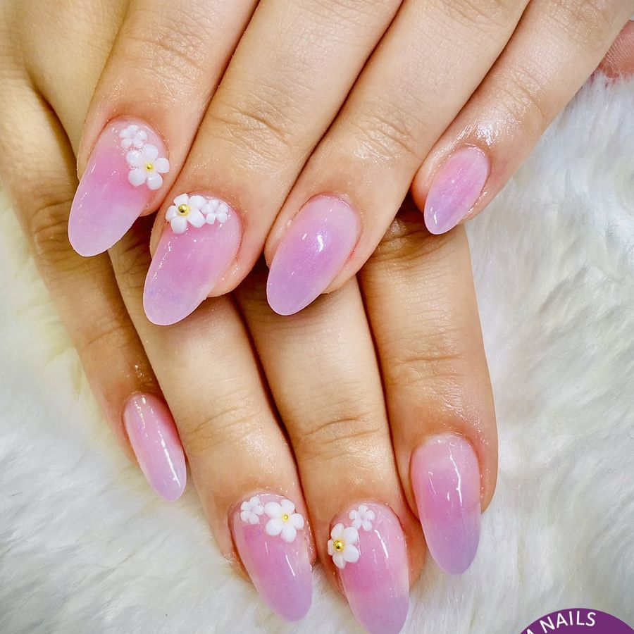 Pose d'ongles rose et lilas avec petites fleurs blanches, réalisée chez Kim Nails