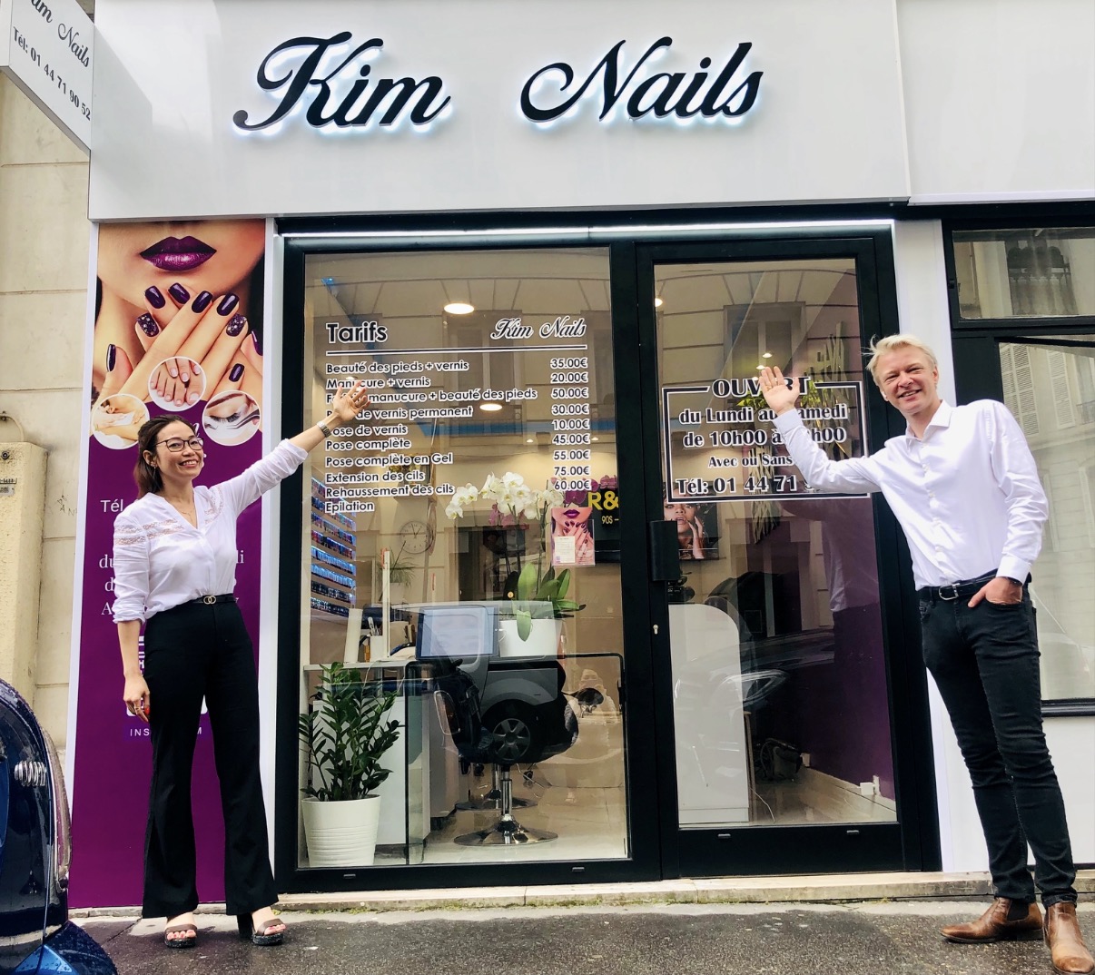 Kim Pham et Rudy Langlet devant un salon Kim Nails