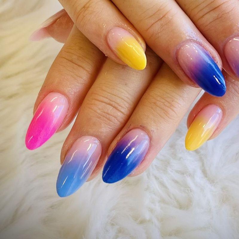 Dégradés rose, bleu et jaune sur ongles en amande