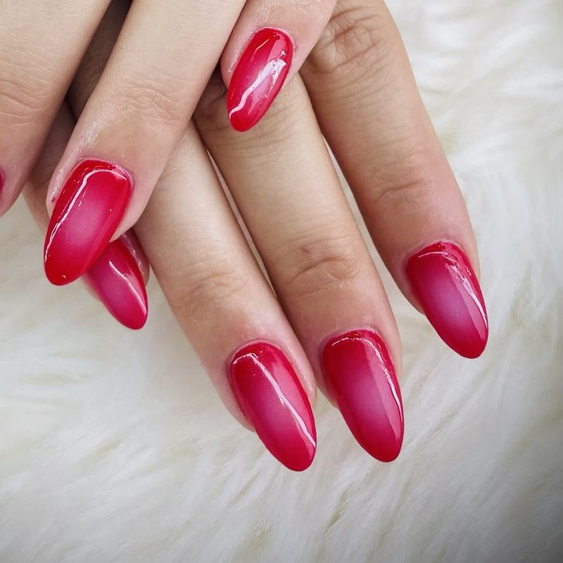 Dégradé rouge framboise sur ongles en amande