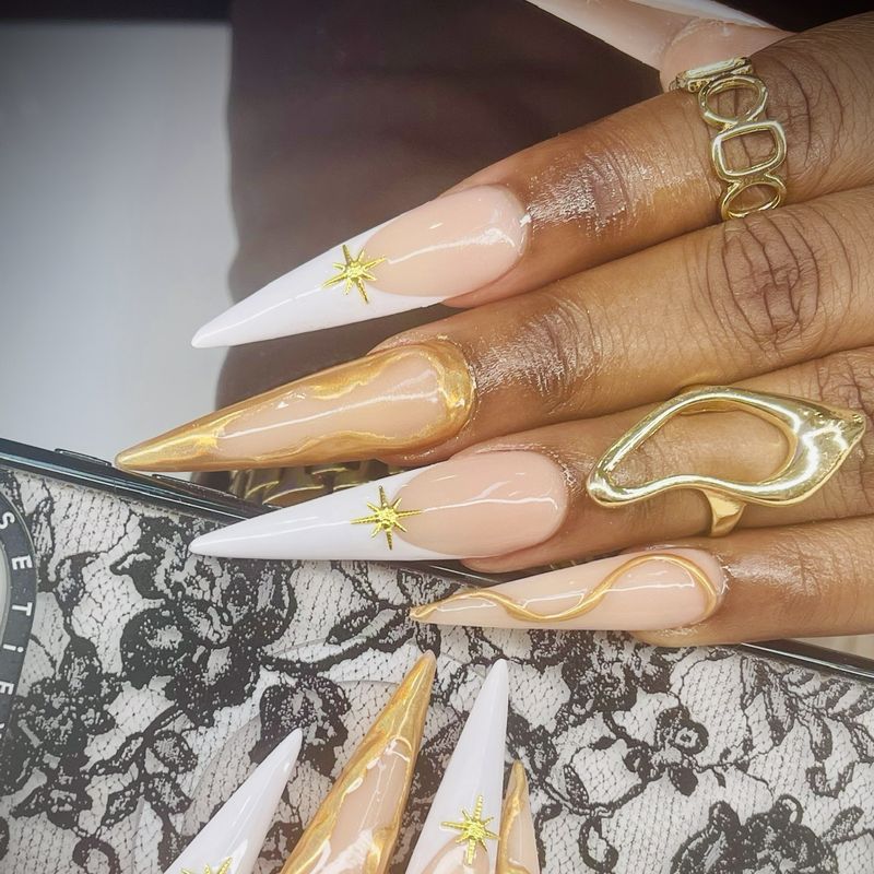 Ongles stiletto en résine, French blanche et volutes dorées