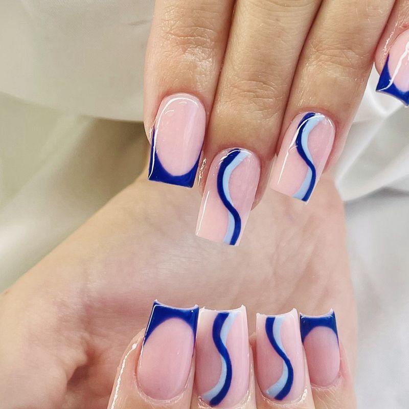 French bleu marine et vagues bleues sur ongles carrés